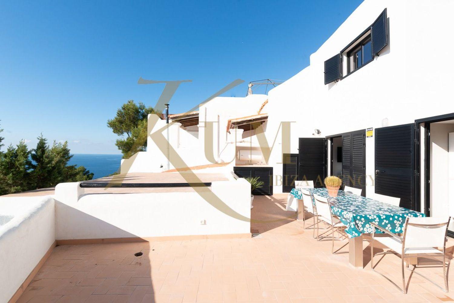 Casa de 2 plantes moblada, amb terrassa i vistes al mar.