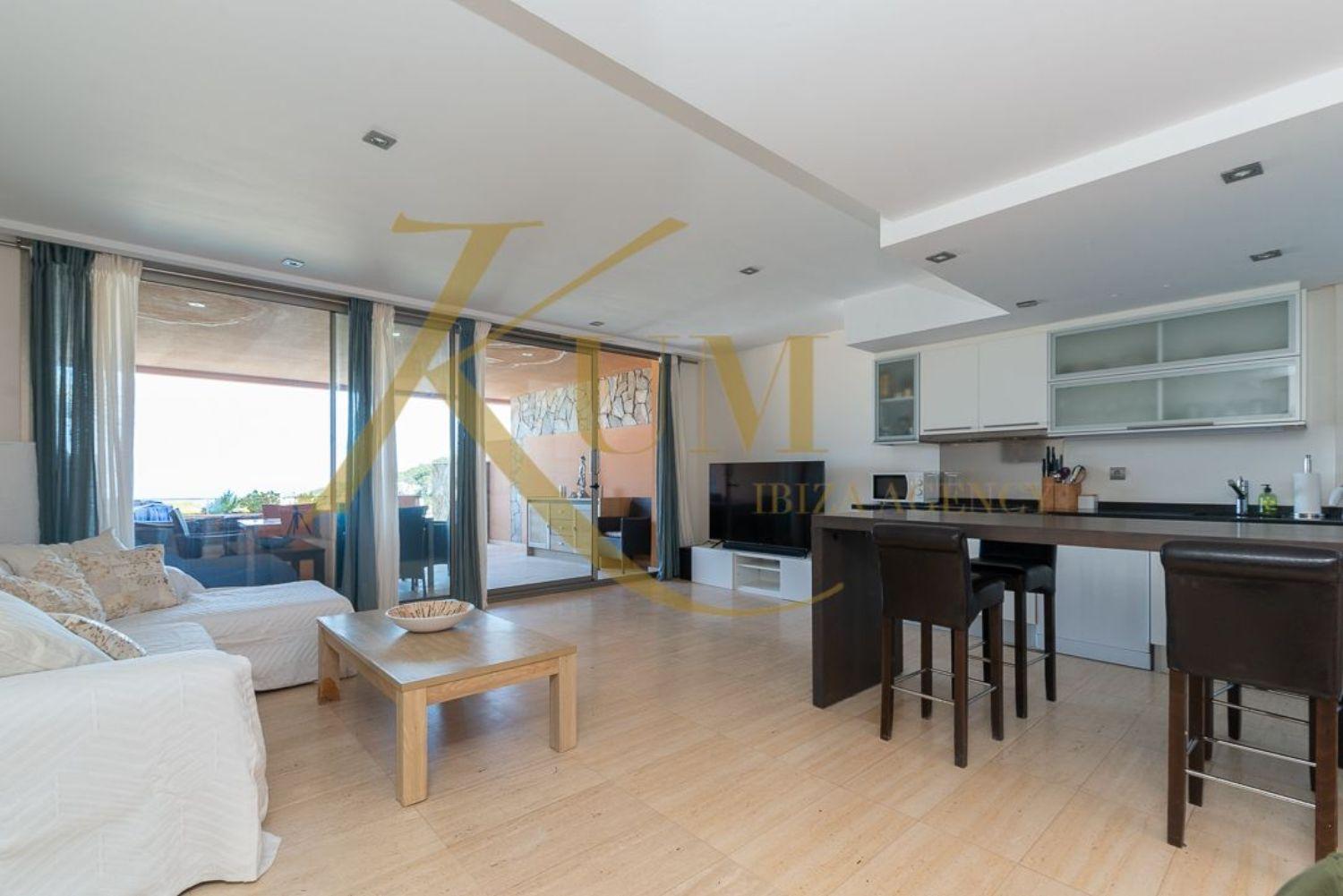 Beautiful duplex in a private urbanization with swimming pool and views of Es Vedrá.