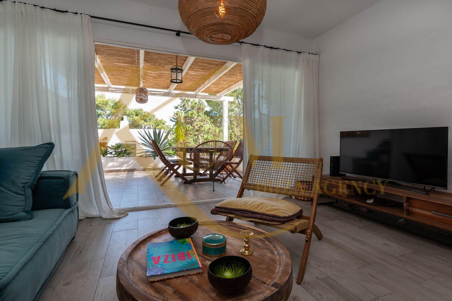Apartment available from October to May.