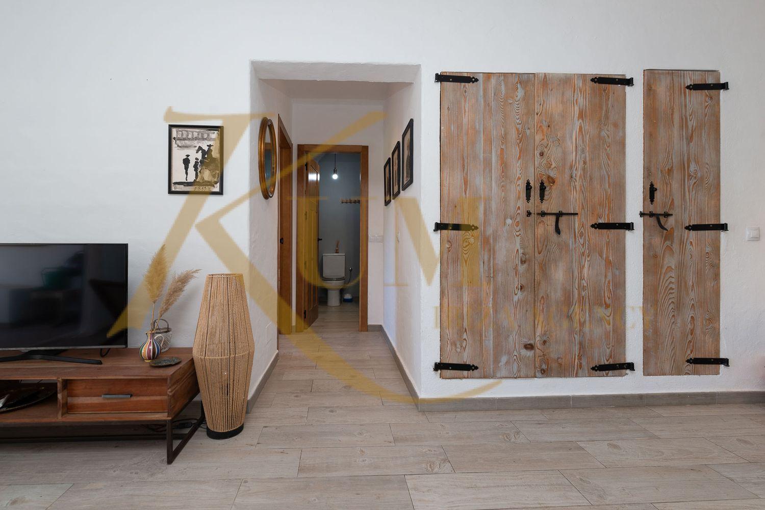 Apartment available from October to May.
