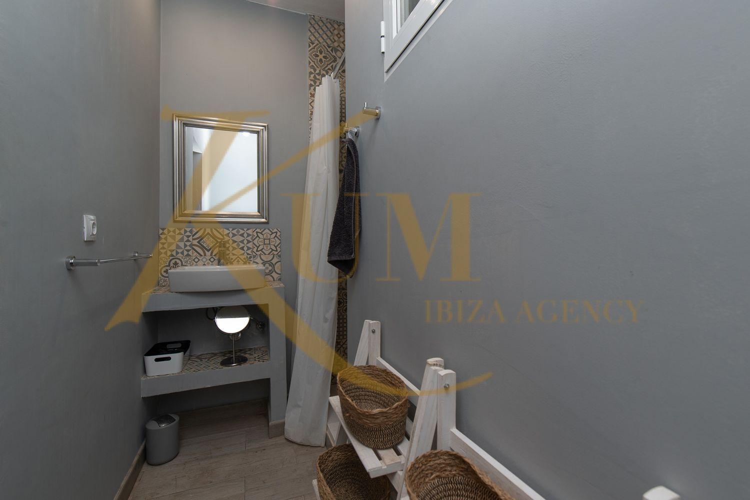 Apartment available from October to May.