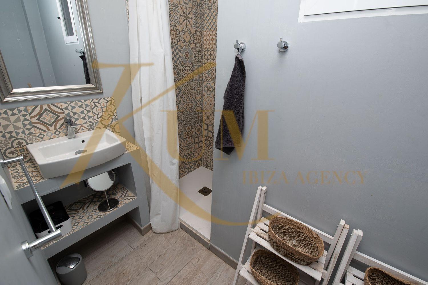 Apartment available from October to May.