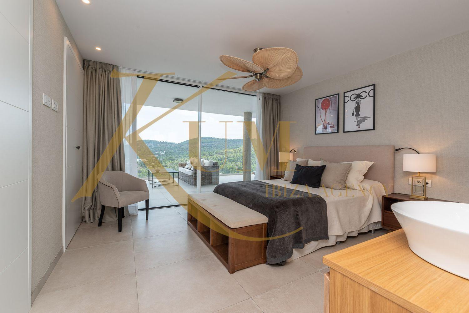 Luxueus appartement met 4 suites en uitzicht op zee.