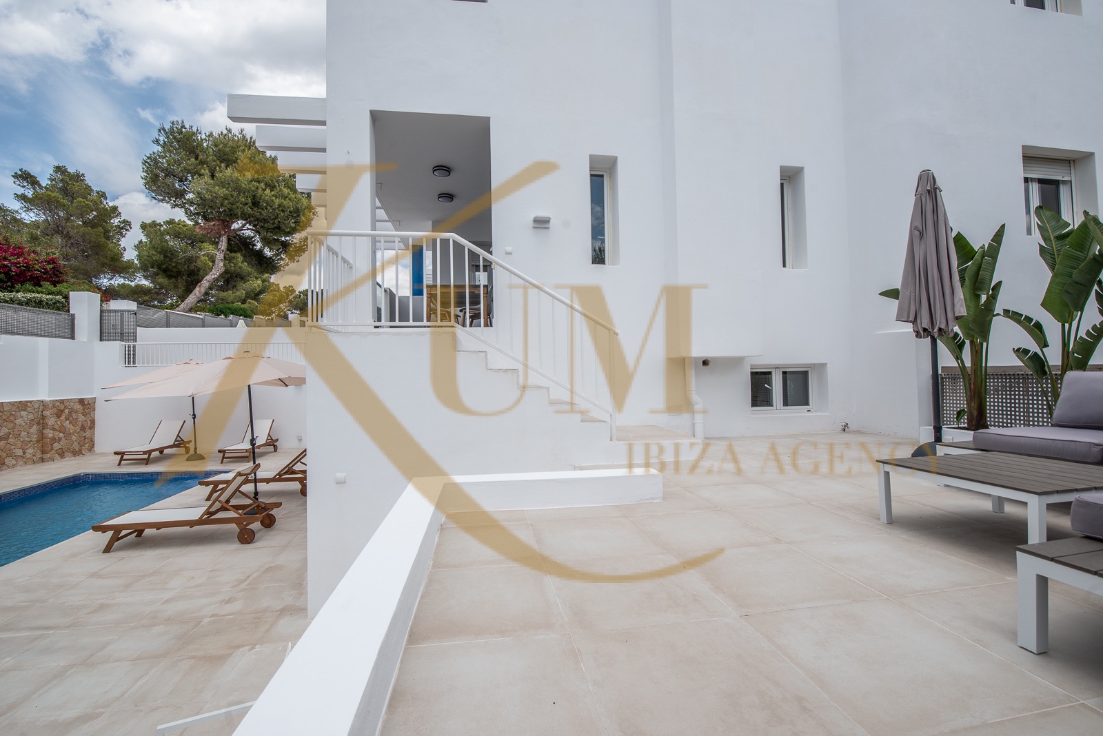 Beautiful house with private pool and guest apartment for rent.