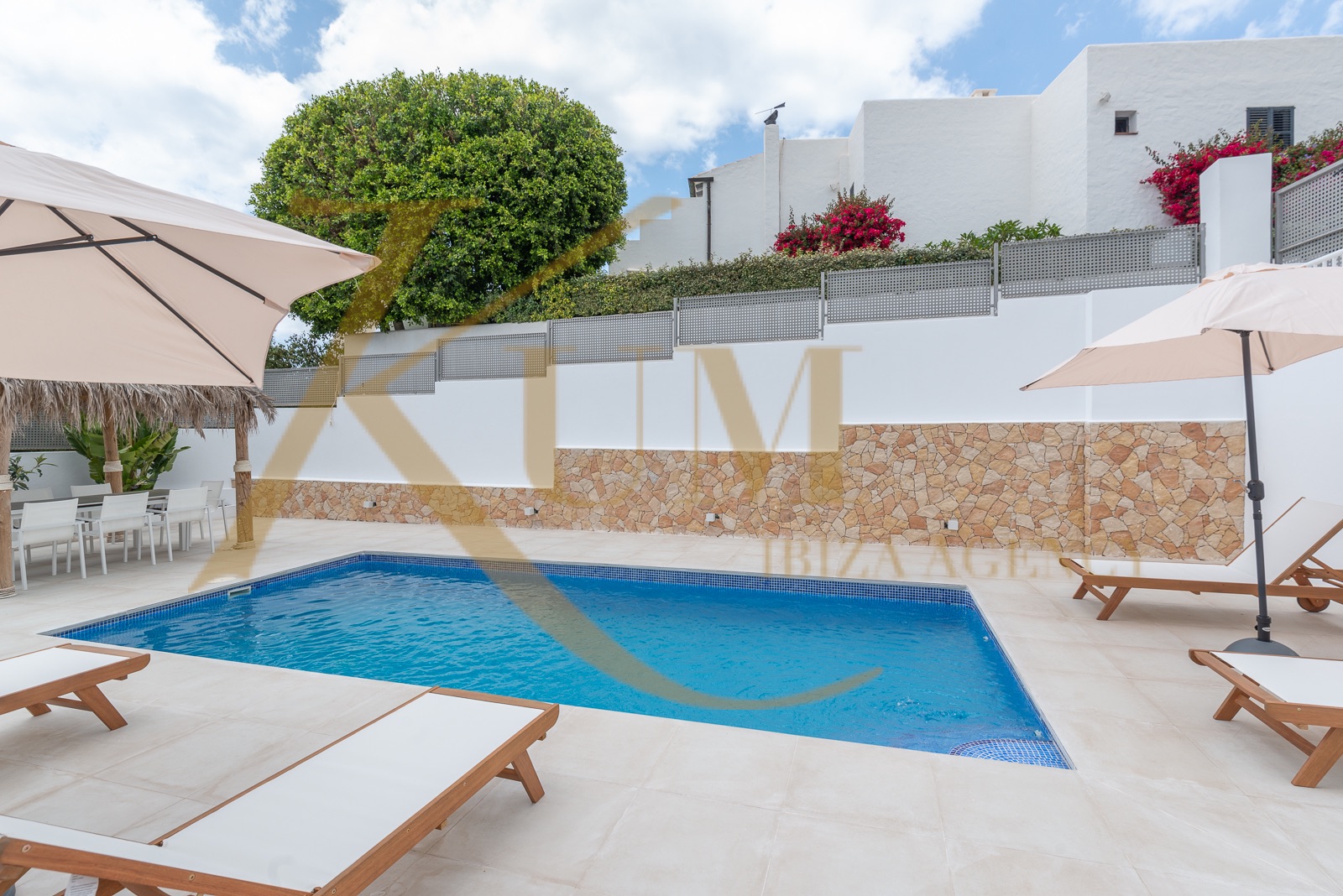 Beautiful house with private pool and guest apartment for rent.