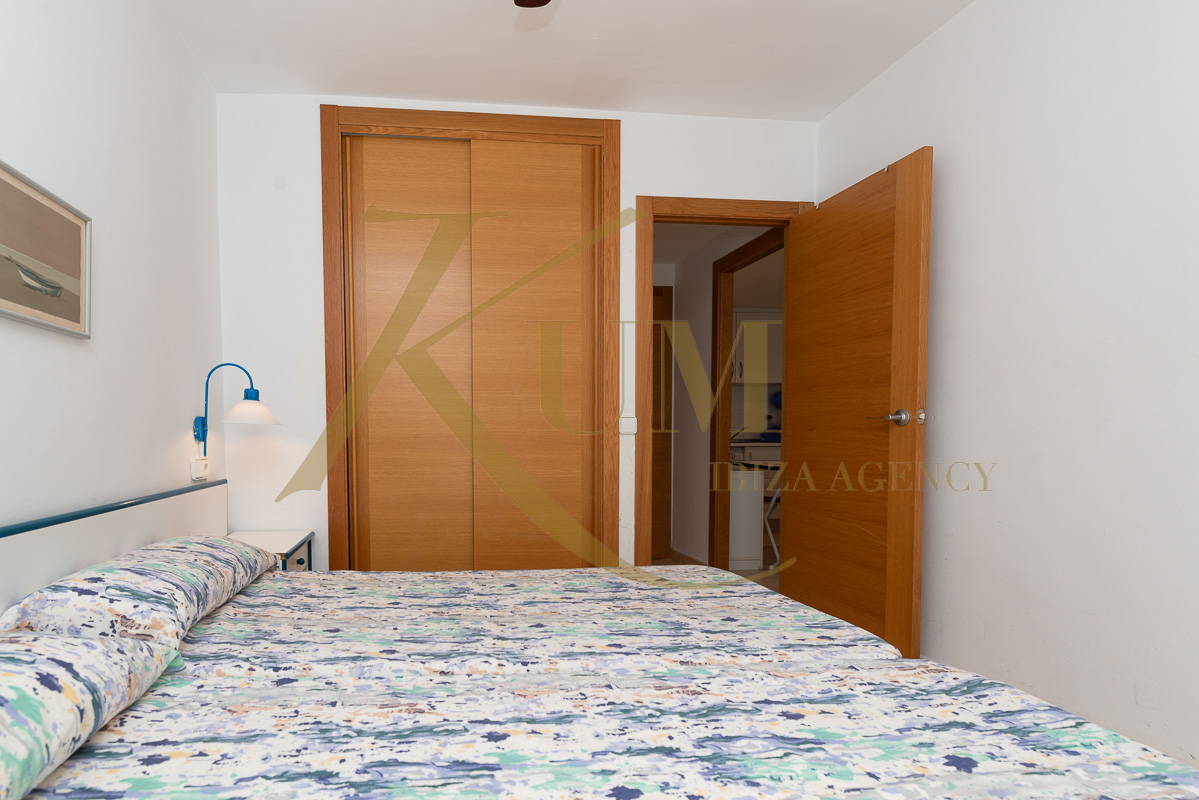 1 bedroom apartment and communal pool for rent.