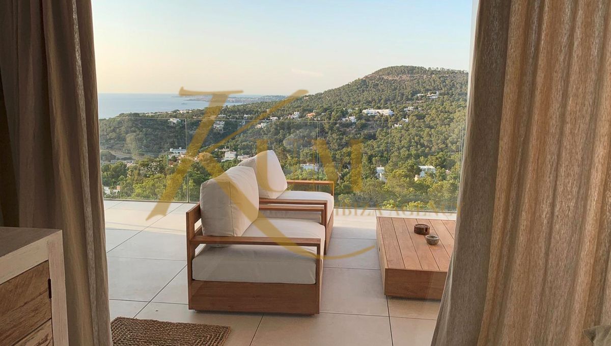 Charmante Wohnung zum Verkauf mit Panoramablick auf das Meer und die Berge.